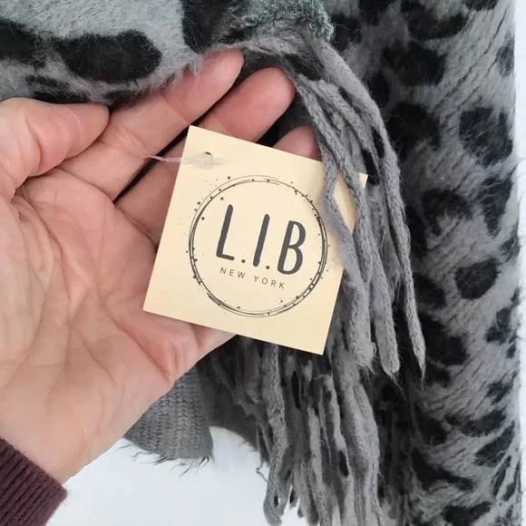 L.I.B. New York Women’s Poncho Shawl Warm Winter Animal Print NWT One Size - Picture 5 of 7